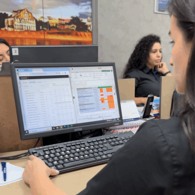 Imagem 2 colaboradores da prisma solucoes industriais trabalhando